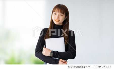有電腦的微笑的婦女/女實業家 有電腦的微笑的婦女/女實業家 119503842