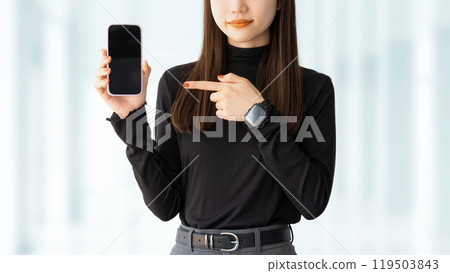 指著智慧型手機的年輕女子/女商人 指著智慧型手機的年輕女子/女商人 119503843