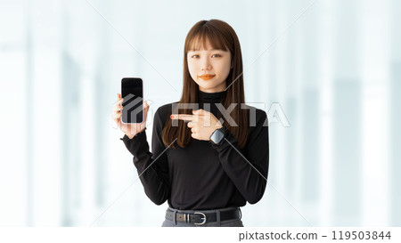 指著智慧型手機的年輕女子/女商人 指著智慧型手機的年輕女子/女商人 119503844