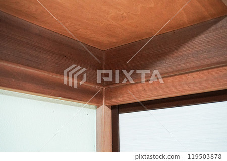 日式房間裡的木柱舊鹼液，清潔前有污漬 119503878