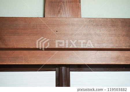 日式房間裡的木柱舊鹼液，清潔前有污漬 119503882