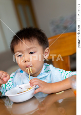 單獨吃嬰兒的餐點：嬰兒食品 119504095