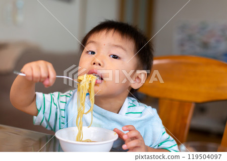 單獨吃嬰兒的餐點：嬰兒食品 119504097