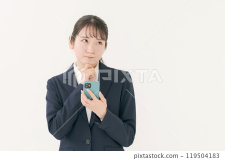 有一套衣服的一名婦女與智能手機 有一套衣服的一名婦女與智能手機 119504183