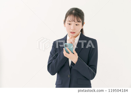 有一套衣服的一名婦女與智能手機 有一套衣服的一名婦女與智能手機 119504184