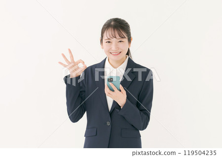 有一套衣服的一名婦女與智能手機 119504235