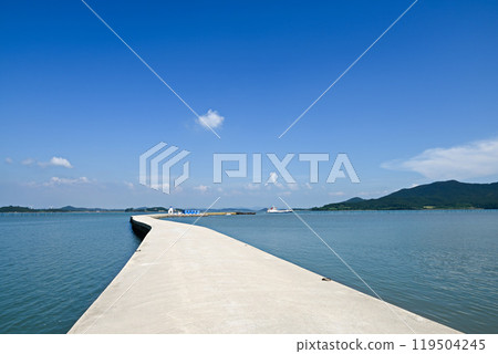 [Korea/Jeollanam-do] The long pier of Daejijeondo Island, one of the 1004 islands in Sinan County 119504245