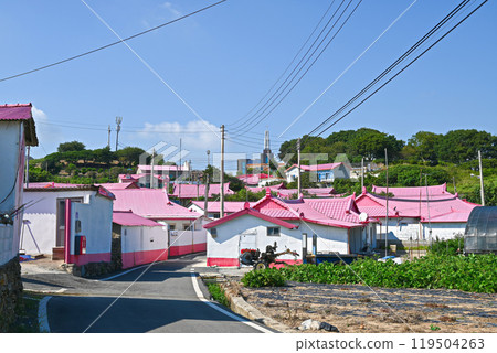 [Korea / South Jeolla Province] The pink-roofed village of Byeongbu Island, one of the 1004 islands in Shinan County 119504263