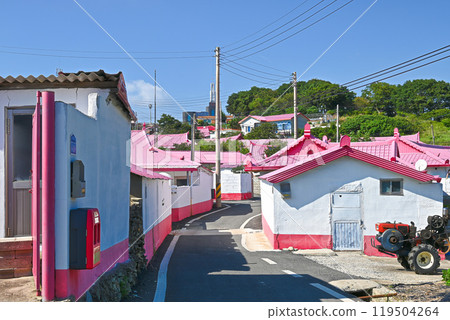 [Korea / South Jeolla Province] The pink-roofed village of Byeongbu Island, one of the 1004 islands in Shinan County 119504264
