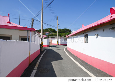 [Korea / South Jeolla Province] The pink-roofed village of Byeongbu Island, one of the 1004 islands in Shinan County 119504266