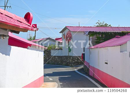 [Korea / South Jeolla Province] The pink-roofed village of Byeongbu Island, one of the 1004 islands in Shinan County 119504268