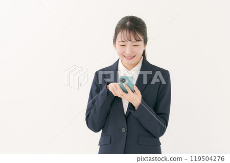 有一套衣服的一名婦女與智能手機 有一套衣服的一名婦女與智能手機 119504276
