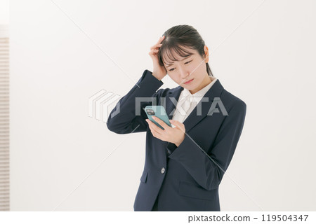 有一套衣服的一名婦女與智能手機 有一套衣服的一名婦女與智能手機 119504347
