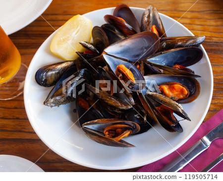 Steamed mussel served with lemon Steamed mussel served with lemon 119505714
