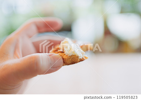 吃了一半的鮮奶油、餅乾和手 吃了一半的鮮奶油、餅乾和手 119505823