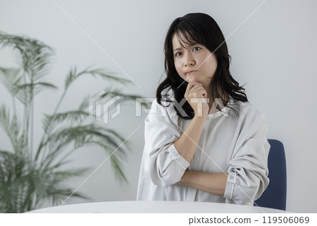 一個表情困擾的職業女性 119506069