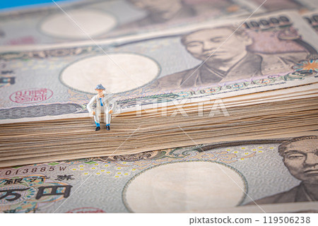 Money and miniature men and women business image 119506238