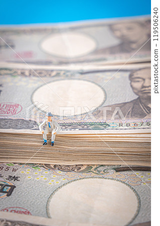 Money and miniature men and women business image Money and miniature men and women business image 119506240