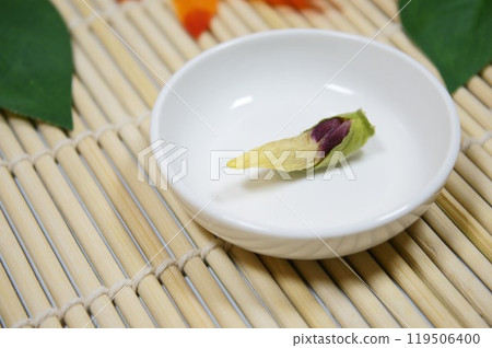 綠葉包圍的秋葵芽 綠葉包圍的秋葵芽 119506400