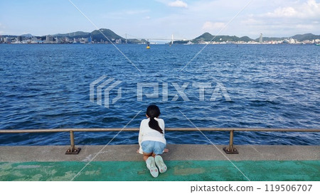 少女眺望關門海峽大海的後視圖 少女眺望關門海峽大海的後視圖 119506707