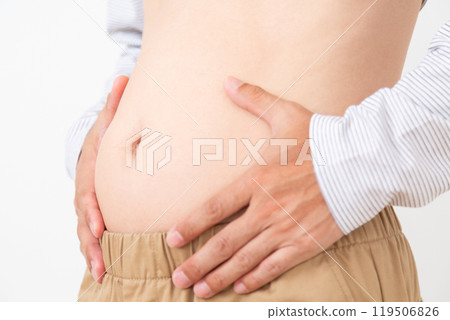 中年男子肚子鼓鼓的 中年男子肚子鼓鼓的 119506826