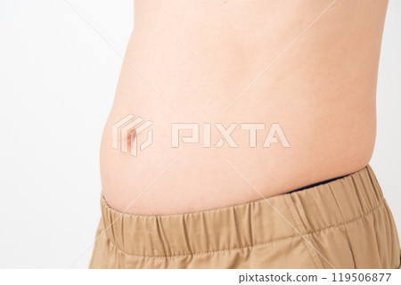 中年男子肚子鼓鼓的 119506877