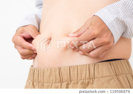 中年男子肚子鼓鼓的 119506879