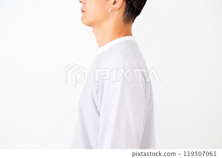 中年男子站立姿勢 119507061