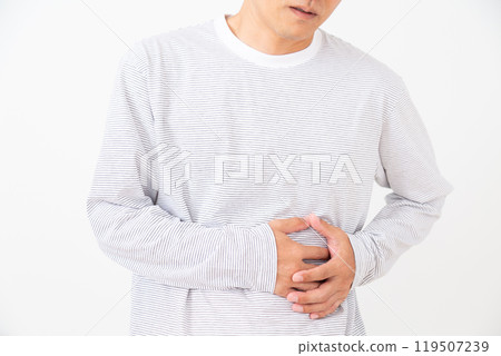 中年男子摀著左腹部疼痛 119507239