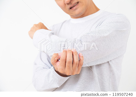 中年男子握著肘部 119507240
