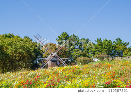 秋天的名城公園的風車(名古屋市北區) 秋天的名城公園的風車(名古屋市北區) 119507261