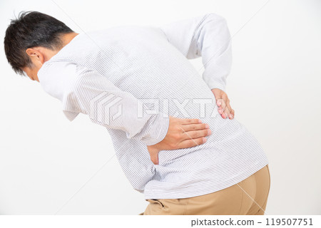 中年男子腰痛扶著腰 中年男子腰痛扶著腰 119507751