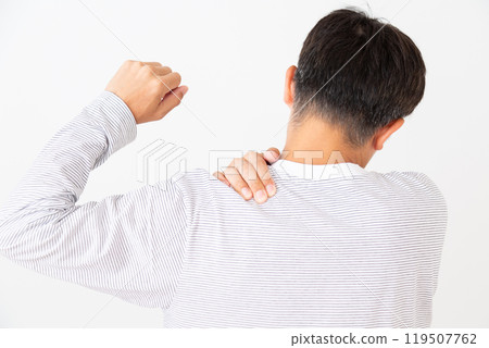 中年男子肩膀僵硬 119507762