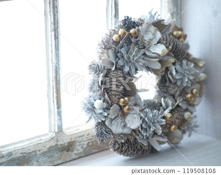 聖誕花圈靠在窗戶上 - 聖誕形象 119508108