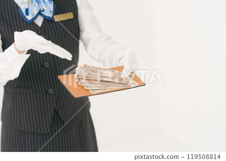 戴白手套的女人付錢 119508814