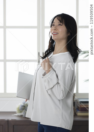 有筆記型電腦的職業女性 119509504