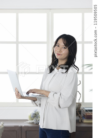 有筆記型電腦的職業女性 119509505