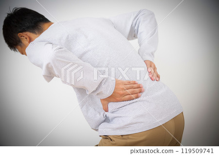 中年男子腰痛扶著腰 119509741
