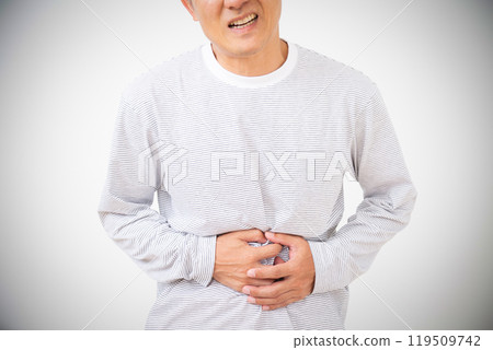 中年男子摀著小腹疼痛 119509742