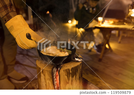 一名男子拿著瑞典火炬做 Ajillo 一名男子拿著瑞典火炬做 Ajillo 119509879