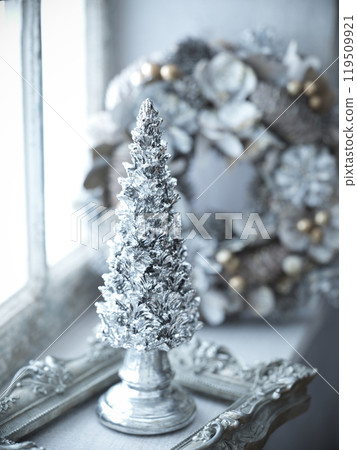 窗邊裝飾的聖誕樹和聖誕花環 窗邊裝飾的聖誕樹和聖誕花環 119509921