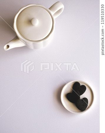 Heart-shaped cocoa cookies and pot 119510330
