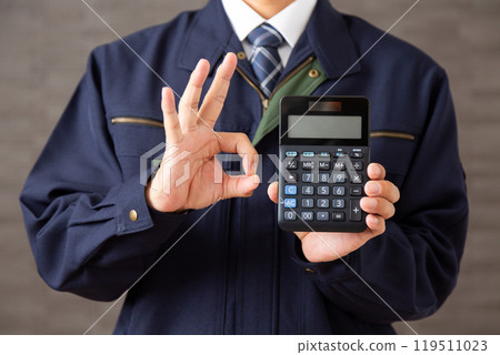 一位穿著工作服、拿著計算機、做圓圈標誌的中年商人 119511023