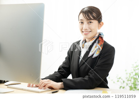 Smiling businesswoman with a computer 119511059