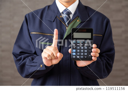一位穿著工作服的中年男性商人拿著計算器舉起食指 一位穿著工作服的中年男性商人拿著計算器舉起食指 119511156