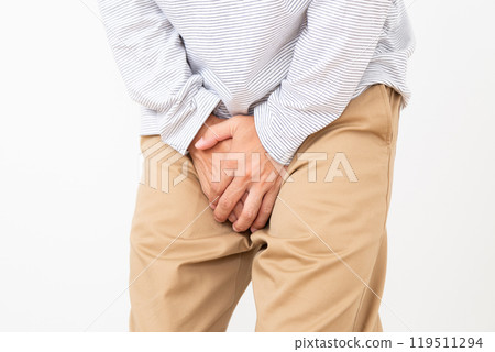 中年男子抱著褲襠 119511294