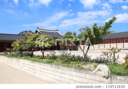 Pavilions and courtyard on the grounds of Gyeongbokgung Palace, Seoul, South Korea 119511630