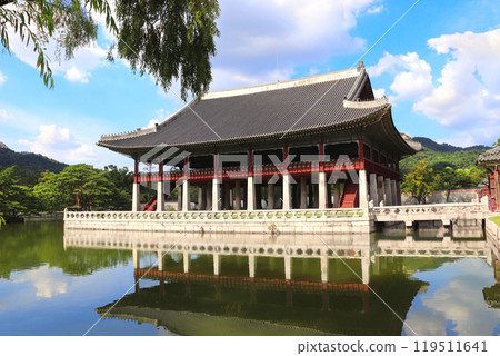 Gyeonghoeru Pavilion and pond, Gyeongbokgung palace complex, Seoul, South Korea. Beautiful landscape with lake, mountains and Gyeonghoeru Pavilion, Gyeongbokgung Palace, Seoul, Republic of Korea 119511641