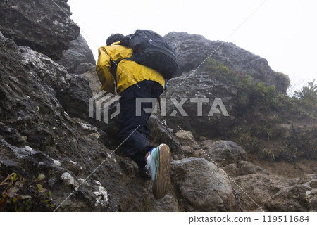 登山をする男の子 119511684