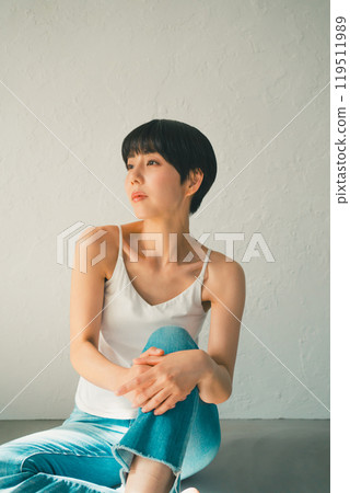 A woman in her 30s wearing a camisole A woman in her 30s wearing a camisole 119511989